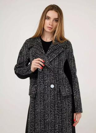 Женское актуальное пальто из шерсти
