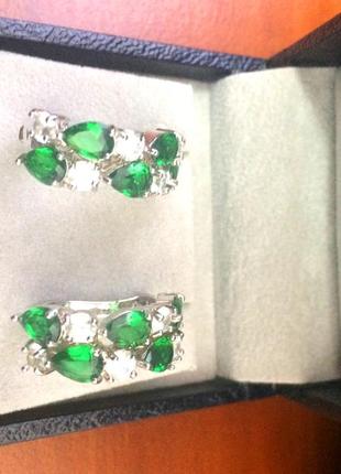 Великі модні сережки з зеленими кристалами.5 фото