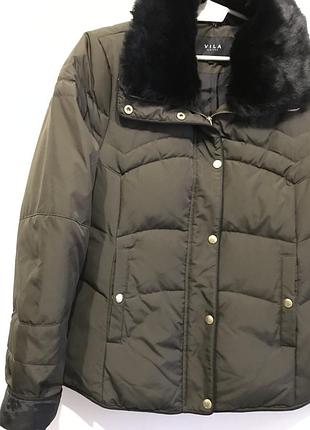 Куртка из коллекции vila. утепленная модель выполнена из стеганого материала.