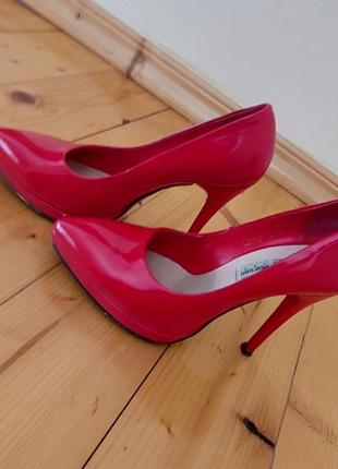 Лаковые красные туфли3 фото