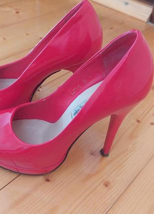 Лаковые красные туфли2 фото