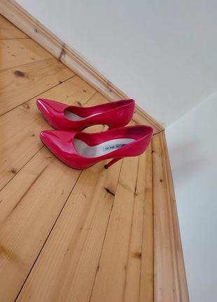Лакові червоні туфлі