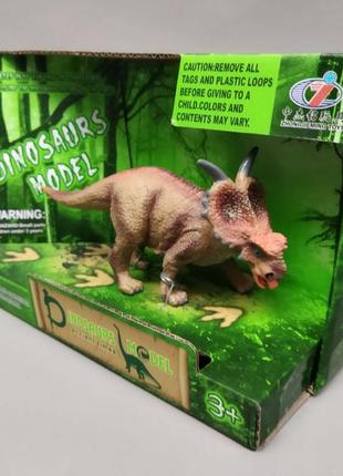 Іграшка динозавр трицератопс в реалістичному фабуванні acient time