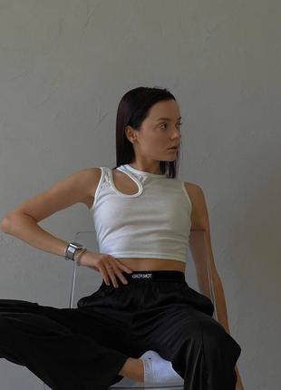 Топи з вирізом