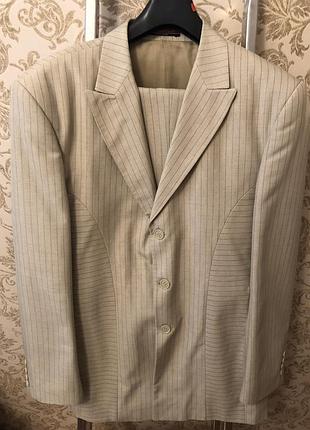 Чоловічий костюм в смужку бежевий