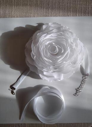 Чокер з великою білою квіткою троянди1 фото