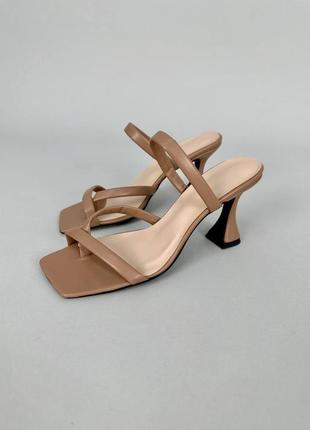 Женские кожаные босоножки на каблуке беж