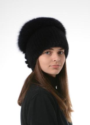 Жіноча зимова в'язана шапка з помпоном