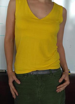 Желтая летняя майка