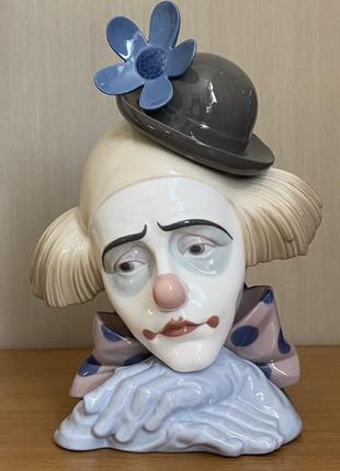 Фарфоровая статуэтка lladro «задумчивый клоун».