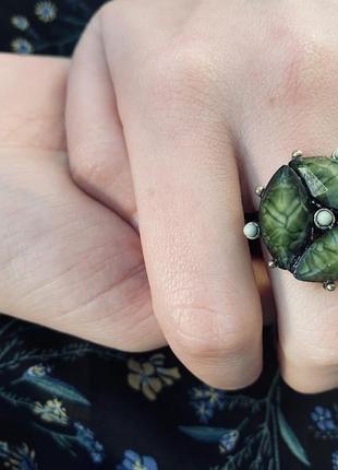 Кольцо с зелеными камнями3 фото