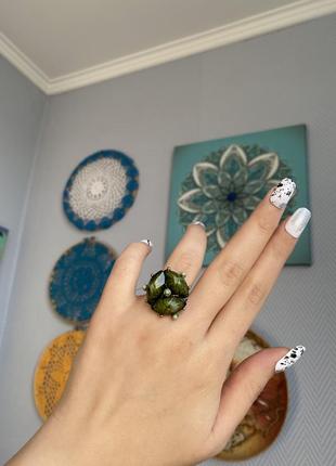 Кольцо с зелеными камнями4 фото