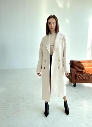 Женское кашемировое демисезонное длинное пальто молочного цвета2 фото