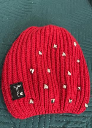 Шапка с камнями