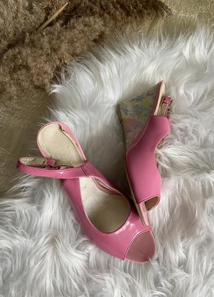 Туфлі босоніжки на танкєтках