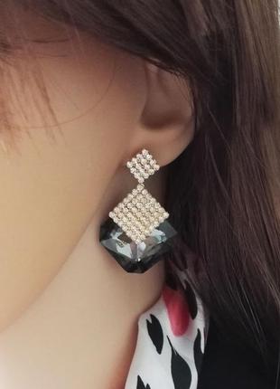 Сережки з великим каменем