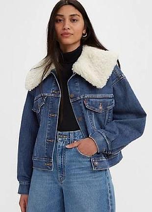 Жіноча джинсова курточка з хутряним коміром levi’s