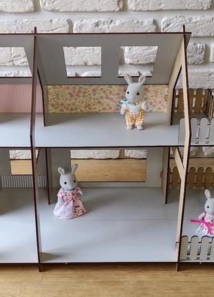 Ляльковий будиночок у стилі лофт з терасою і балконом. просторий ляльковий будиночок з меблями.9 фото