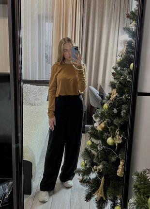 Горчичная кофточка с открытой спинкой от дорогого бренда na-kd, выглядит очень эффектно😍