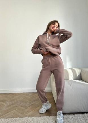 Спортивный женский костюм мокко однотонный оверсайз худи с капишоном брюки джоггеры на высокой посадке на флисе теплый стильный