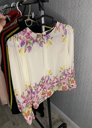 Близка очень симпатичная с открытой спинкой рукава с манжетами