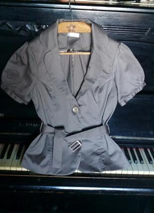 Красивый пиджачок с поясом,состояние нового,цвет бежево-серый4 фото