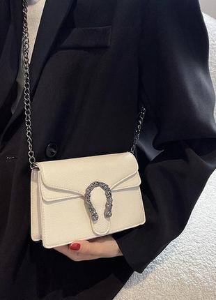Жіноча маленька сумочка клатч на ланцюжку крос-боді з підковою через плече біла2 фото