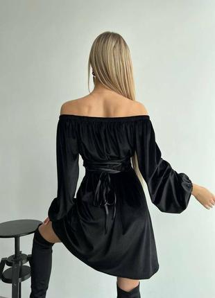 Платье черное однотонное с шнуровкой на спине короткая с открытым плечами из оверсайз рукавами стильная качественная2 фото