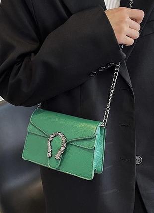 Жіноча маленька сумочка клатч на ланцюжку крос-боді з підковою через плече зелена3 фото