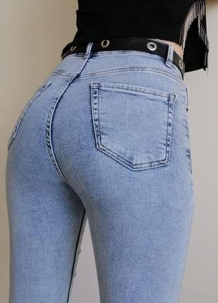 Женские голубые джинсы мом с ремнем4 фото