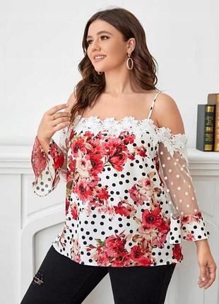 Блуза з мереживним коміром.