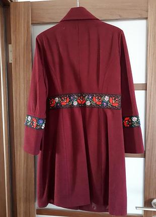 Пальто с вышивкой марсала