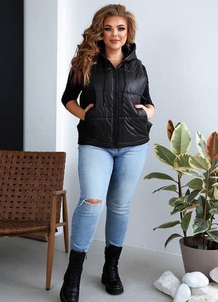 Жилетка безрукавка жіноча коротка стильна на синтепоні на блискавці з капюшоном весна-осінь великих розмірів