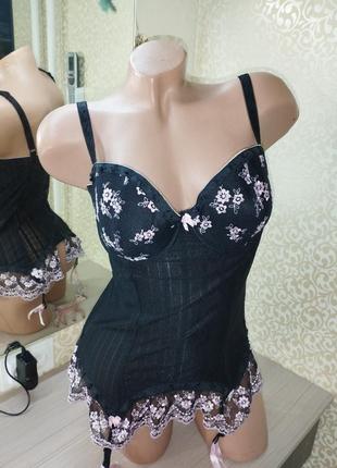 Женский корсет с чашечками и кружевом