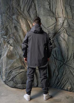 Чоловіча куртка з soft shell з капюшоном сіра весняна осінка  ⁇  вітровка водонепроникна демісезонна8 фото