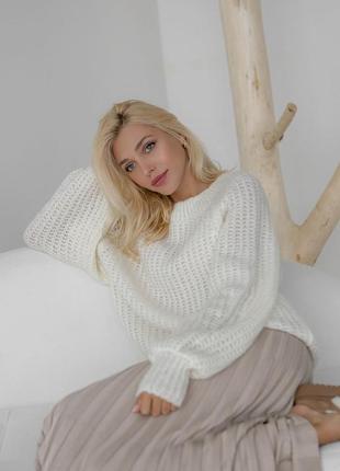 Пушистый белый женский объемный свитер из шерстяной вязки 42-463 фото