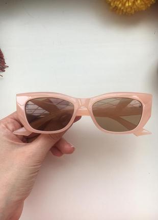 Сонцезахисні ретро окуляри рожеві на очі