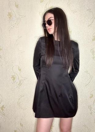 Короткое черное силуэтное платье, отлично подкрашивает фигуру2 фото