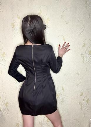 Коротка чорна силуетна сукня, що відмінно підчеркує фігуру6 фото