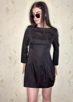 Коротка чорна силуетна сукня, що відмінно підчеркує фігуру1 фото