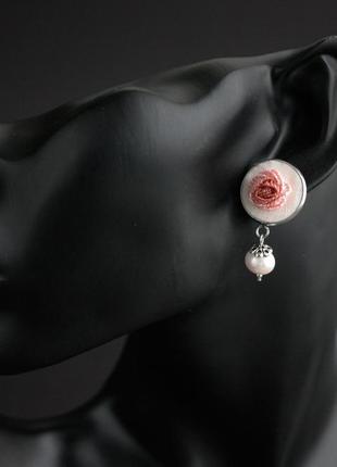 Маленькі рожеві сережки цвяшки з перлами ніжні пудрові прикраси з трояндами5 фото