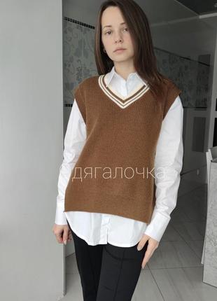 Двойная рубашка и вязаная жилетка