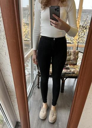 Черные джинсы скинни