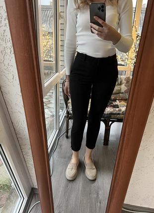 Чорні класичні вузькі брюки