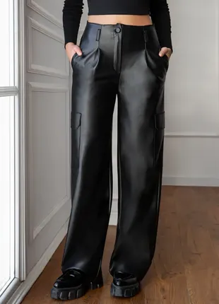 Чорні шкіряні карго широкі брюки карго з екошкіри штани карго з кишенями