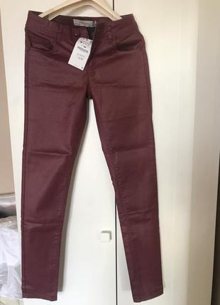Джинсы zara, размер s, модный цвет бордо