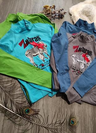 Яркие водолазки с мягким принтом