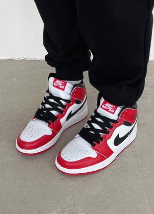 Шикарные женские высокие кроссовки nike air jordan retro 1 high red white красные с белым5 фото