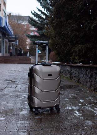 Валіза пластикова wings 147середня m шампань