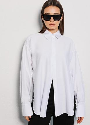 Жіноча сорочка oversize біла з розрізами з боків3 фото